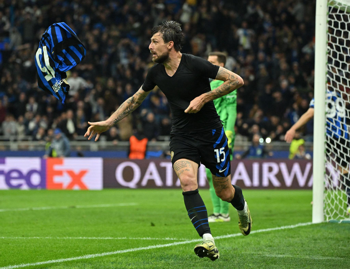 曼联错失良机，西汉姆联打击与英超联赛影响（曼联挥霍良机，西汉姆重击引发英超连锁反应）