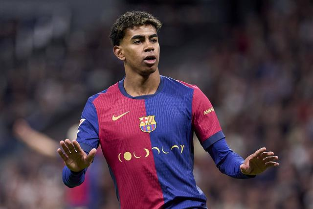 RMC：巴黎大巴被毕包球迷石块袭击，所幸并无人员受伤