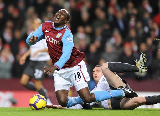 一家人整整齐齐！曼联官方晒25／26赛季合影：男女全队出镜（曼联发布25／26赛季全家福：男女一线队齐齐出镜）