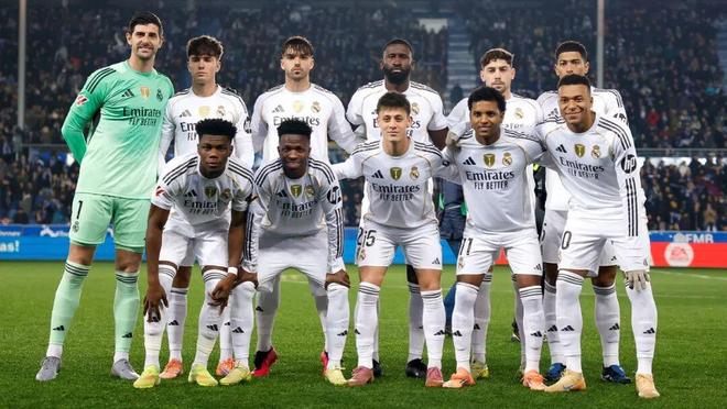 贝尔纳代斯基锁骨手术成功，恢复期约为六周（贝尔纳代斯基锁骨手术顺利完成，预计六周恢复）