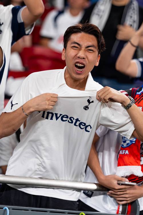 卡雷拉斯染红全程：对裁判让任意球重开不满染黄，随后抱怨吃直红