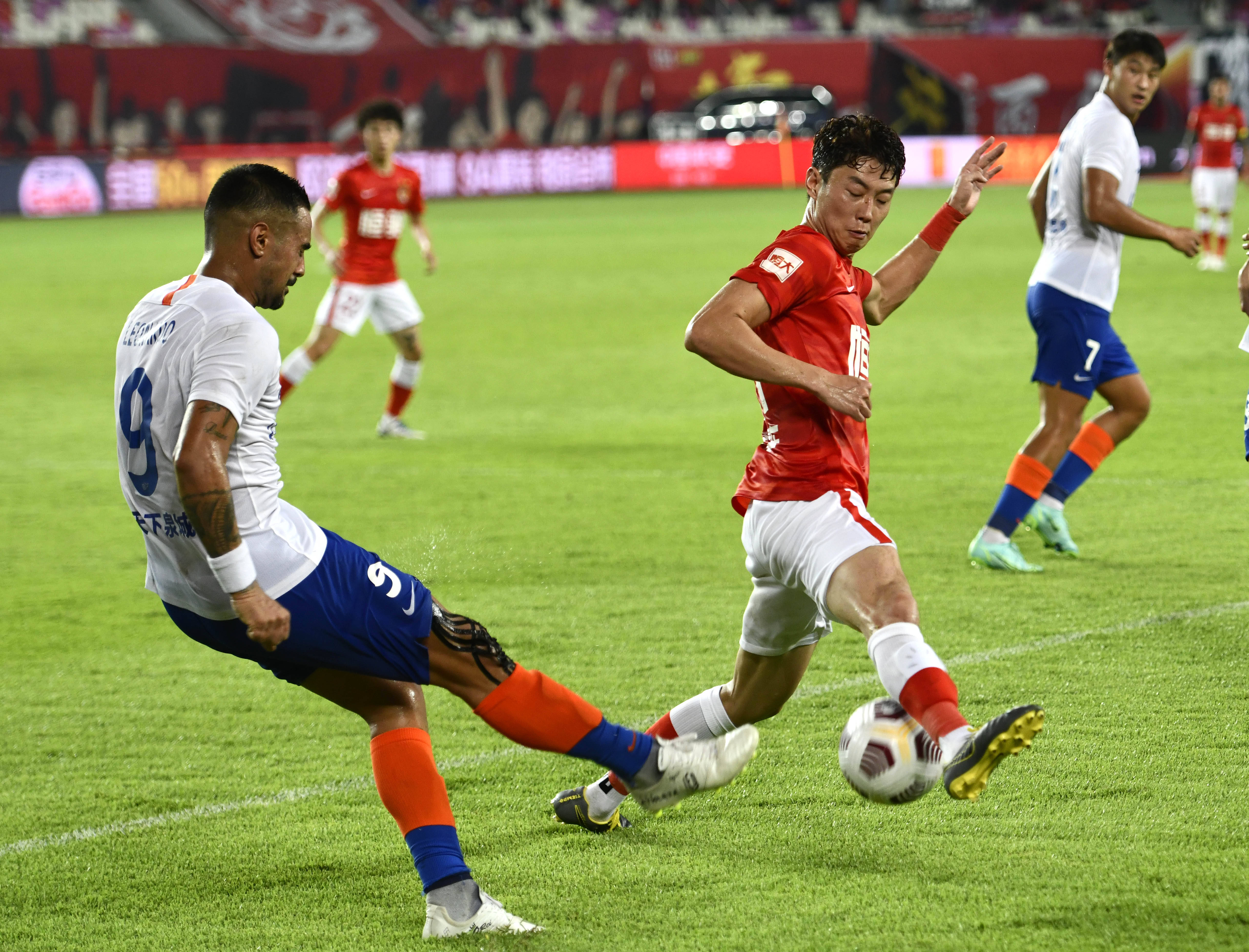 希勒等百球名宿祝贺哈兰德：仅用111场太离谱，他就是超巨