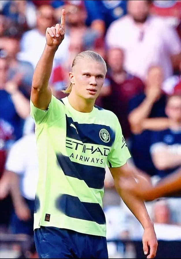 塞维利亚球员：我没啥好说的，裁判的判罚年年都是这样（塞维利亚球员吐槽：裁判判罚年年如此，我已无话可说）